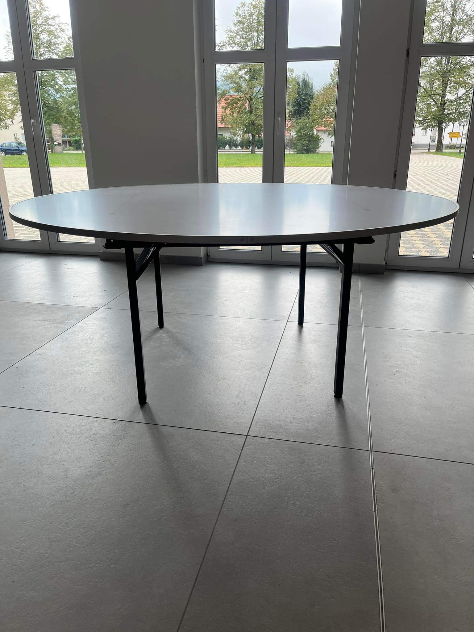 Prodamo zložljive mize premera 180 cm